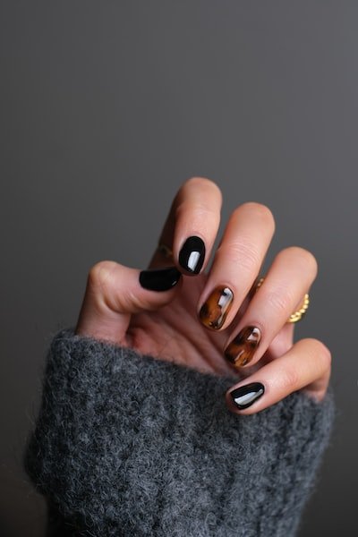 Quelles sont les origines de l'ongle noir et comment le traité ?