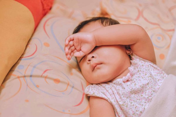 Quelles sont les méthodes efficaces proposées par les coachs pour améliorer le sommeil du bébé ?